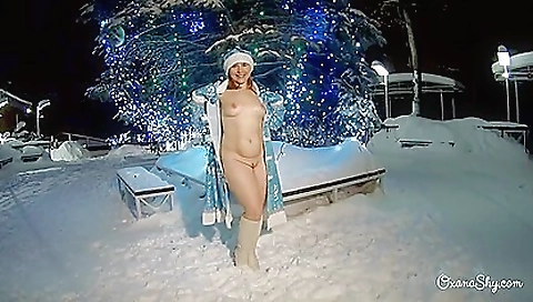 Hawt babe fucks with a dildo