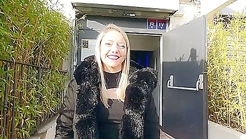 Sexy blonde gets her pussy pounded