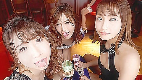 Sexy chick fucks like a slut